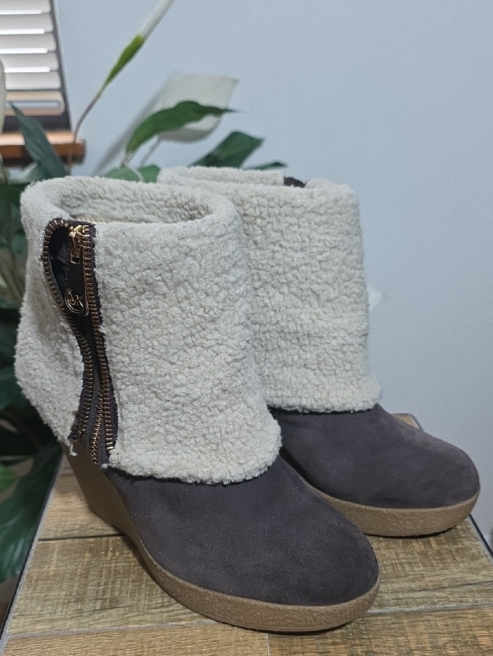 Michael Kors Wedge Gray Suede Sherpa Cuff Side Decor Zipper Womens 8
